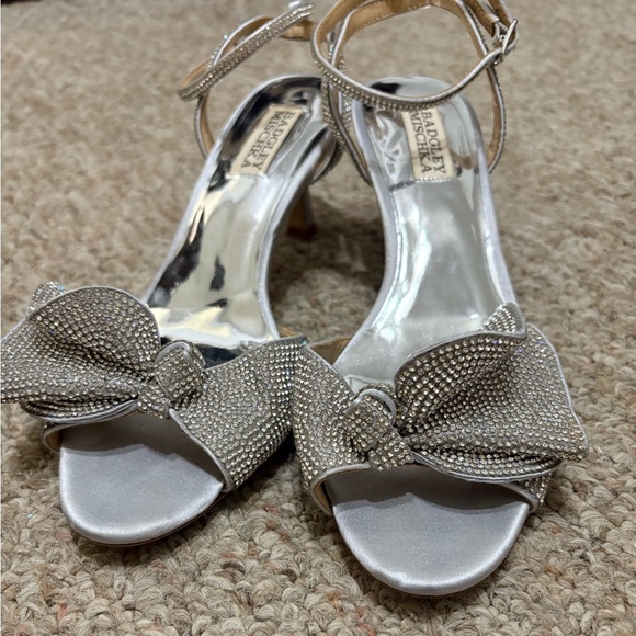 Badgley Mischka Remi Kitten Heel Silver Wedding Open Toe Sandal Size 7.5 - Picture 2 of 6